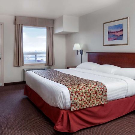 Super 8 By Wyndham Caraquet Hotell Exteriör bild